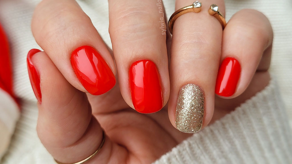 Red manicure with Claresa gel polish – elegant glossy red nails for a classic nail look.