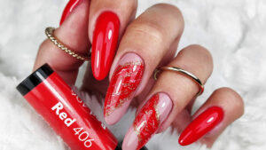 Red manicure with Claresa gel polish – elegant glossy red nails for a classic nail look.