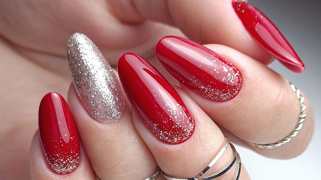 Red manicure with Claresa gel polish – elegant glossy red nails for a classic nail look.