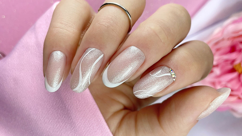 Builder gel manicure with smooth structure and glossy finish using Claresa products