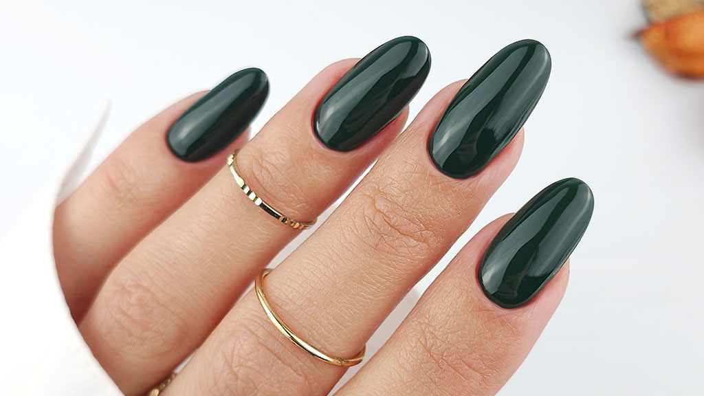 Green gel nails with a glossy finish in a modern manicure trend.