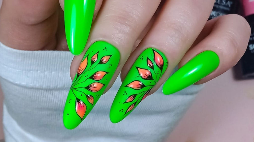 Green gel nails with a glossy finish in a modern manicure trend.