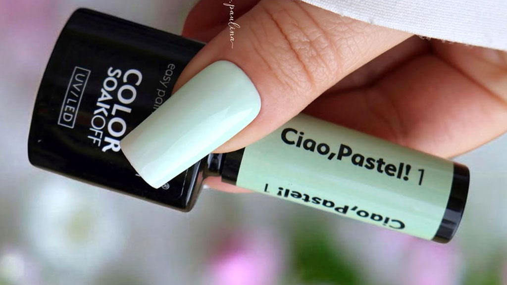 Green gel nails with a glossy finish in a modern manicure trend.