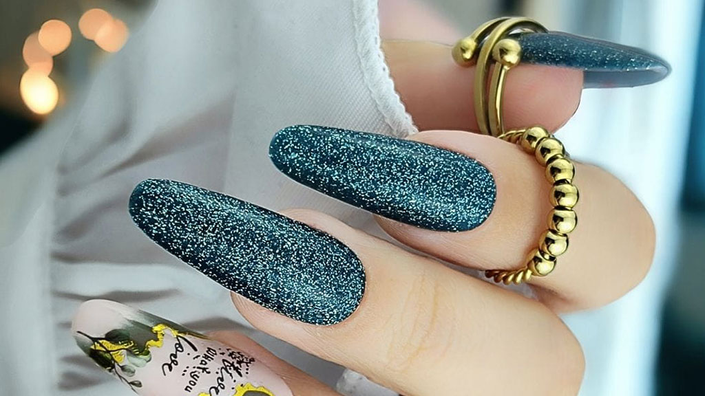 Claresa glitter gel polish manicure with sparkling nails in trendy shimmering shades.