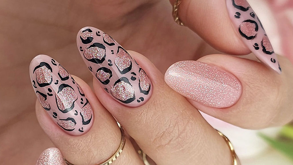 Claresa glitter gel polish manicure with sparkling nails in trendy shimmering shades.