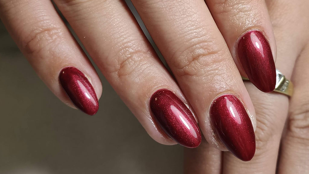 Claresa glitter gel polish manicure with sparkling nails in trendy shimmering shades.