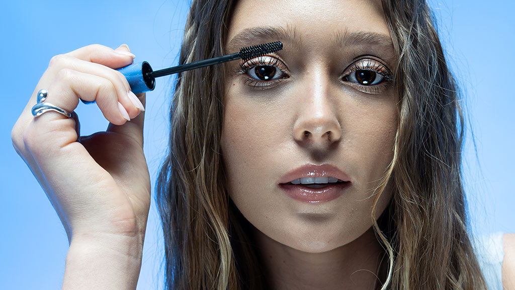 Claresa volumising mascara creating longer, fuller lashes with an intense false-lash effect.