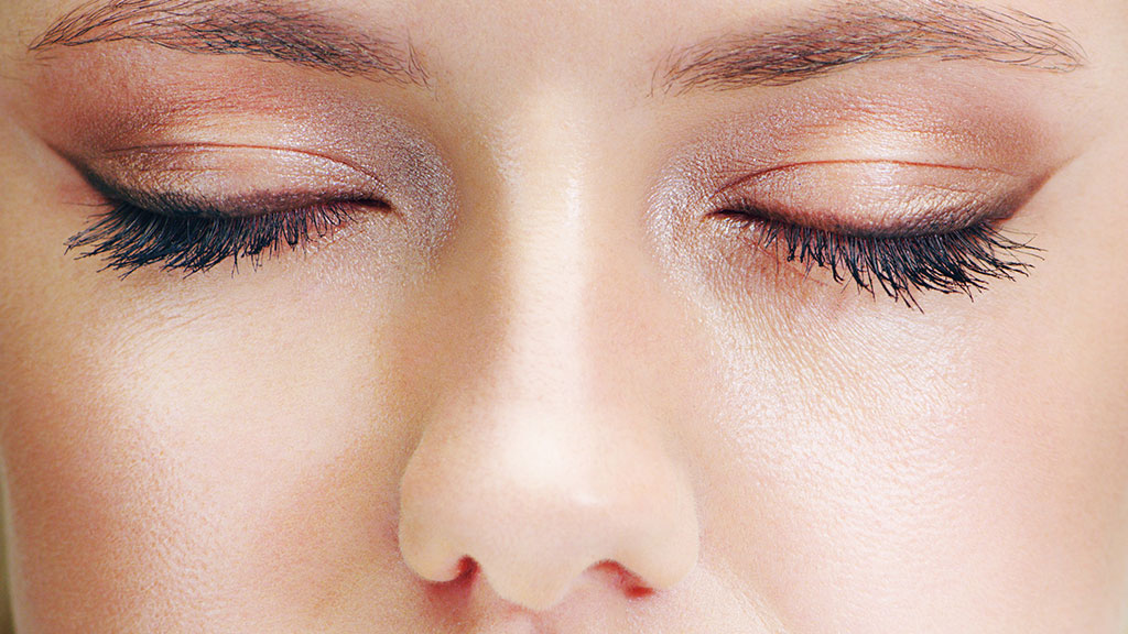 Claresa volumising mascara creating longer, fuller lashes with an intense false-lash effect.