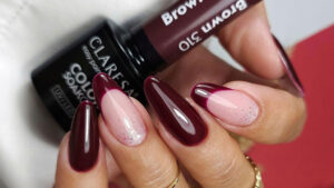 Elegant brown gel nail manicure featuring rich chocolate and mocha shades with a glossy finish, perfect for autumn-inspired nail designs.