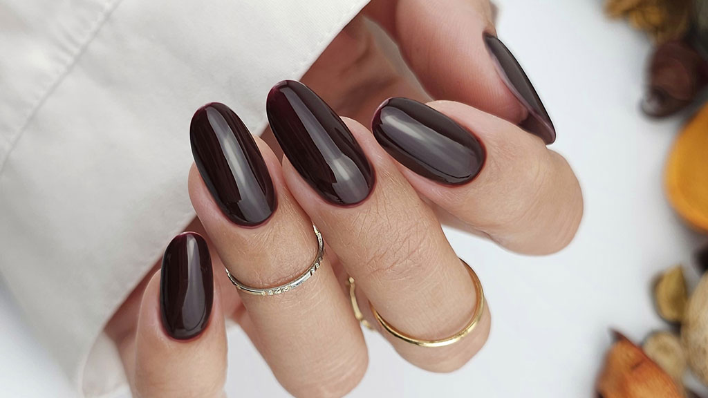 Elegant brown gel nail manicure featuring rich chocolate and mocha shades with a glossy finish, perfect for autumn-inspired nail designs.
