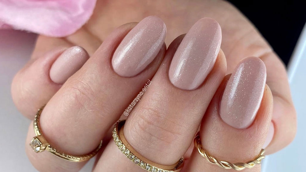 Elegant brown gel nail manicure featuring rich chocolate and mocha shades with a glossy finish, perfect for autumn-inspired nail designs.
