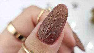 Elegant brown gel nail manicure featuring rich chocolate and mocha shades with a glossy finish, perfect for autumn-inspired nail designs.