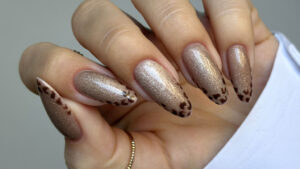 Claresa cat eye nail gel polish manicure with a shimmering magnetic effect