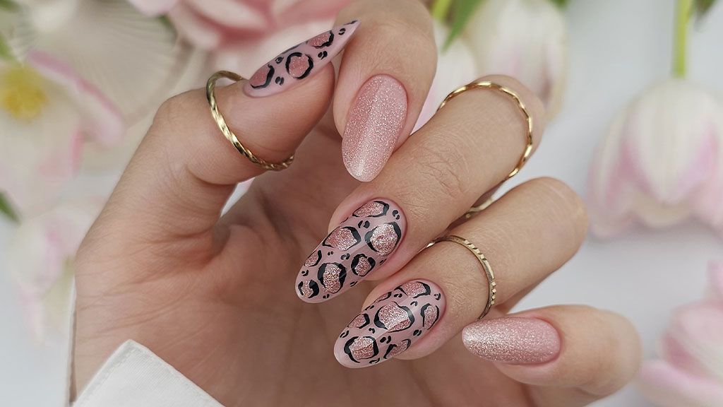 Claresa cat eye nail gel polish manicure with a shimmering magnetic effect