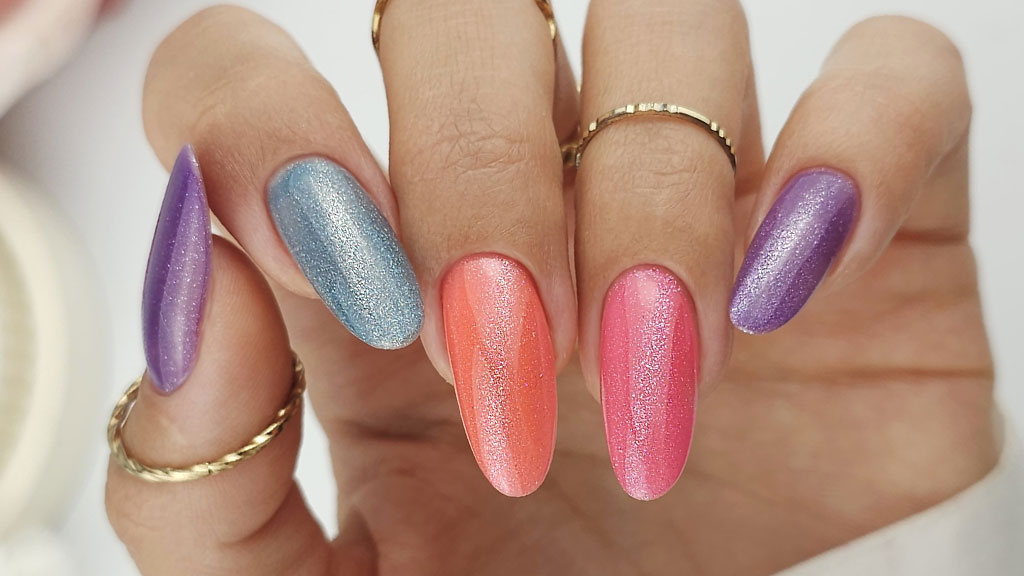Claresa cat eye nail gel polish manicure with a shimmering magnetic effect
